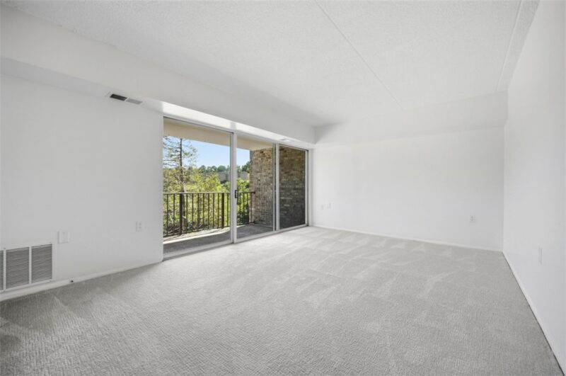 2160 Greentree Road 105W — photo 4