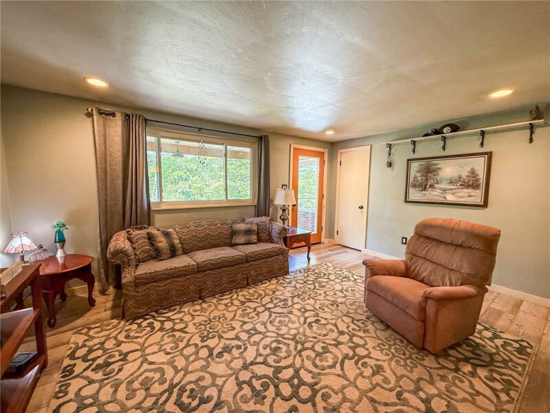 119 Eberhart Ln — photo 6