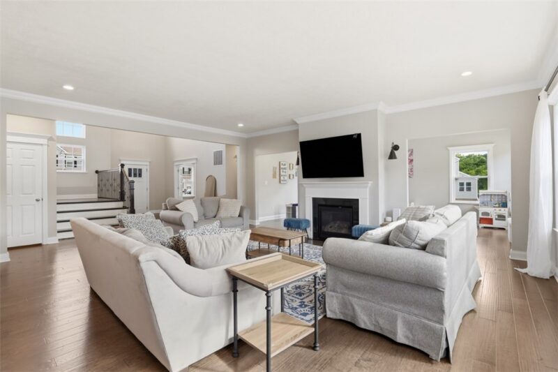 313 Regent Ct — photo 8