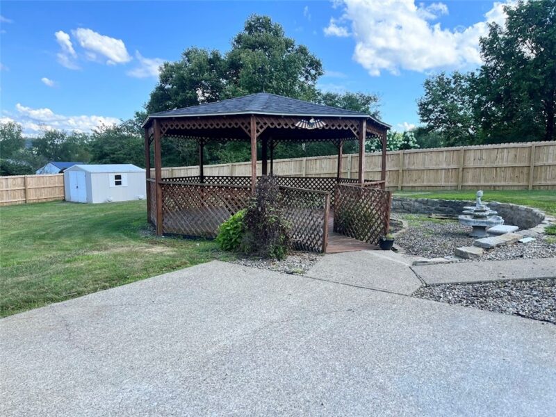 124 Oak Drive — photo 3