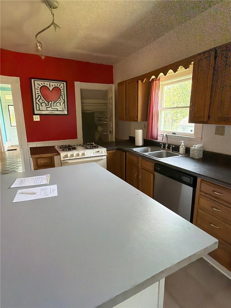 46 Elwyn Ave — photo 8