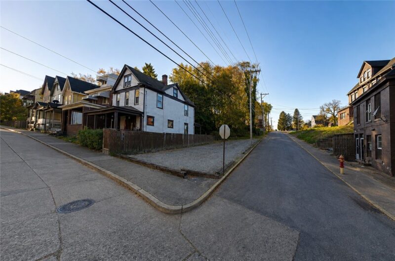 700 Evans Avenue — photo 4