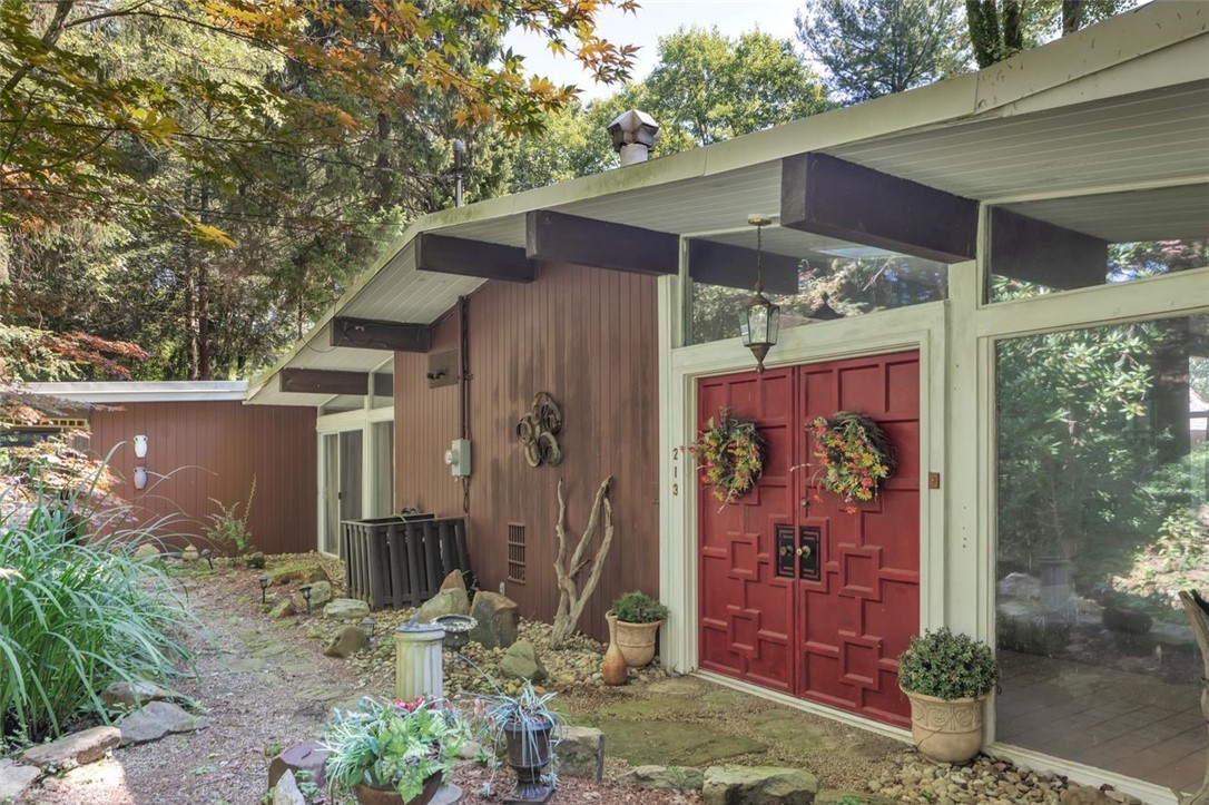 213 Brooks Dr — photo 1