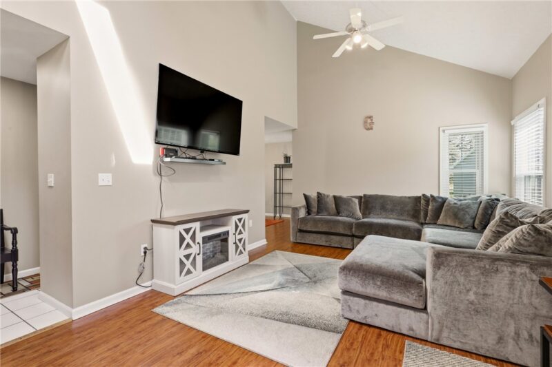 875 Harrington Ln — photo 2