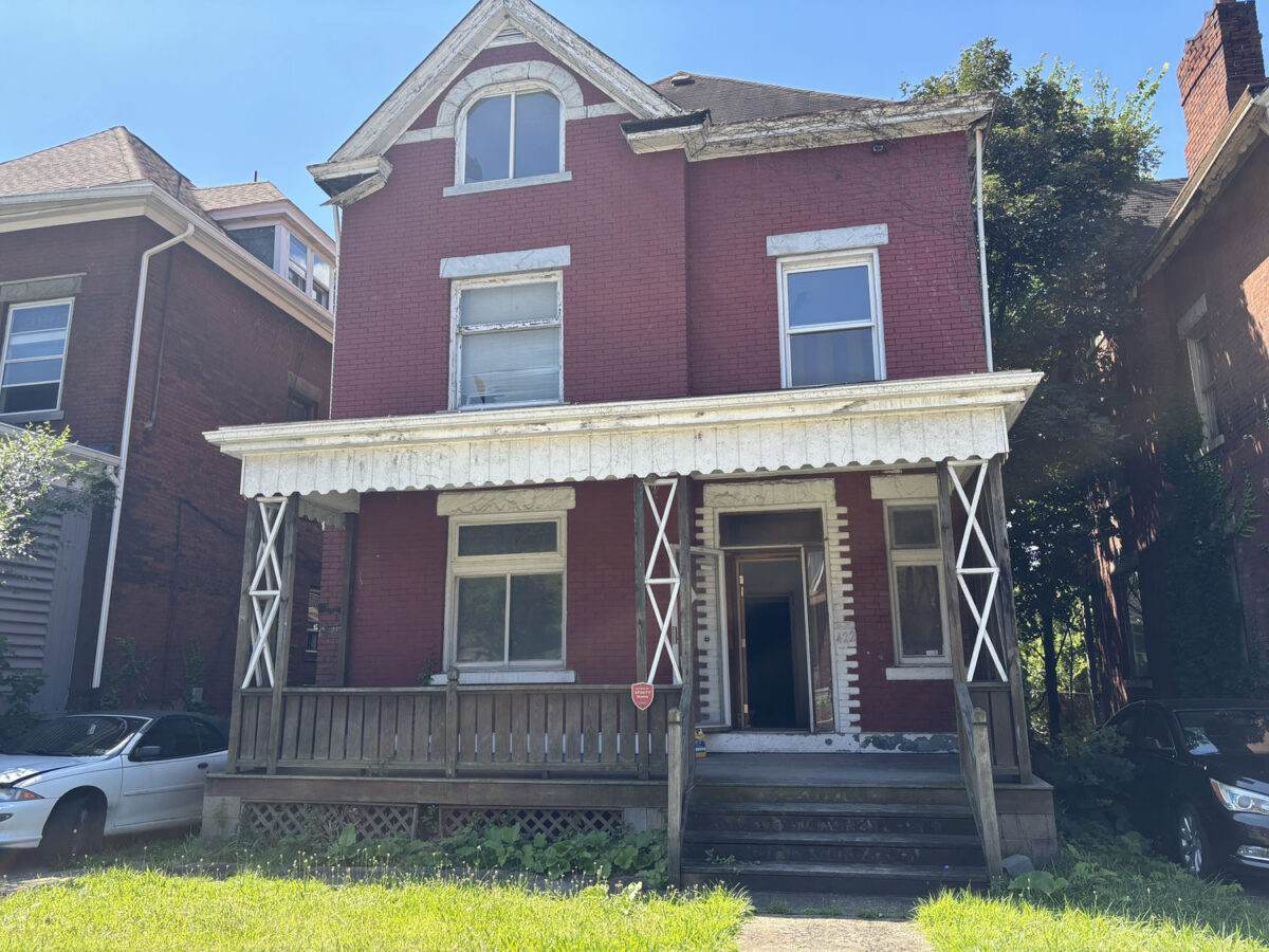 422 Charles STREET — photo 1