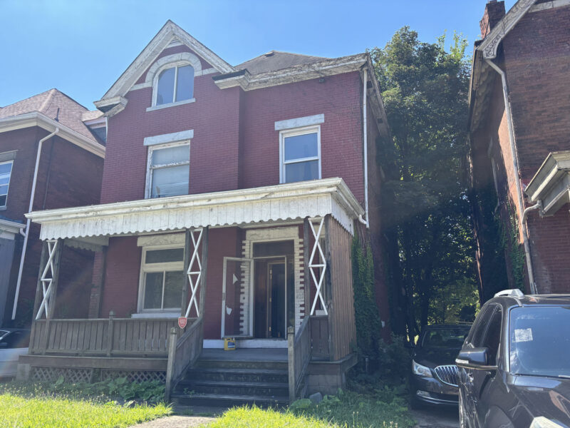 422 Charles STREET — photo 2