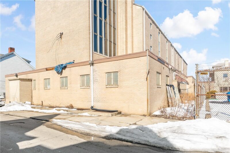 2428 Arlington Ave — photo 3