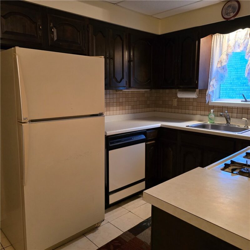 222 Lawrence Ave — photo 2