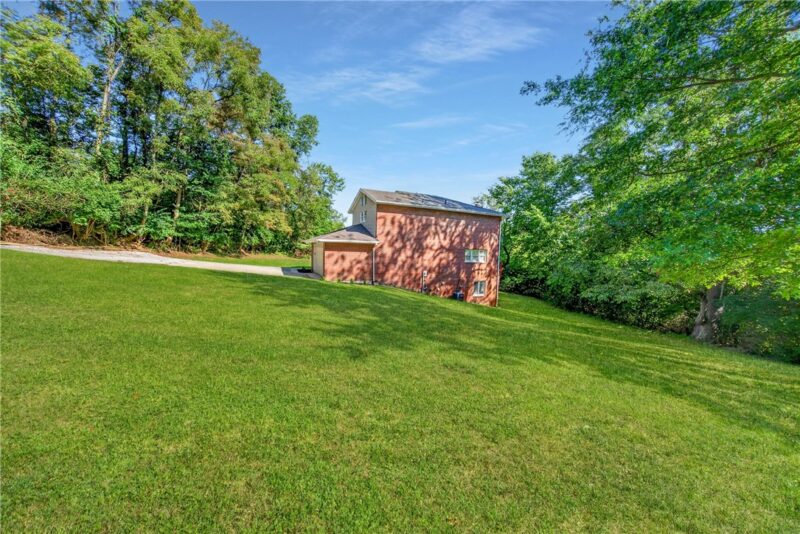 540 Lisa Dr — photo 2