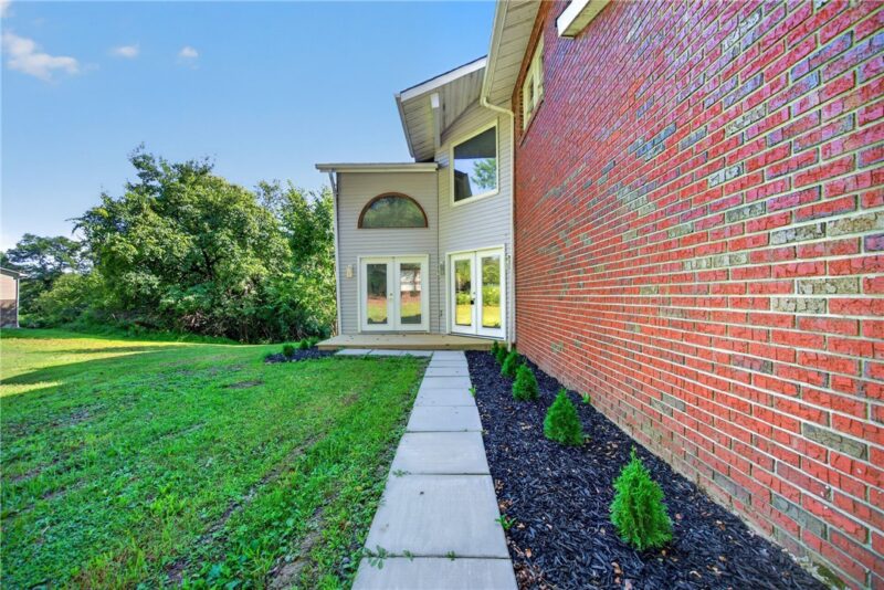 540 Lisa Dr — photo 3
