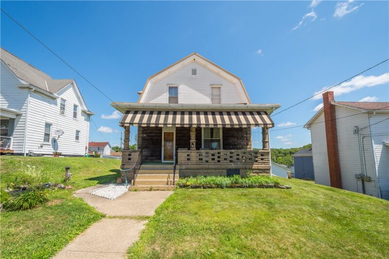 212 Center Ave — photo 2