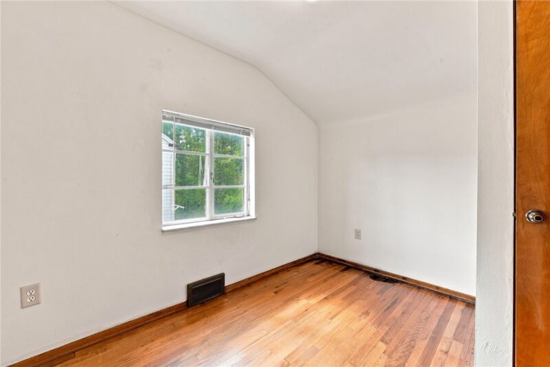 225 Alries St — photo 8