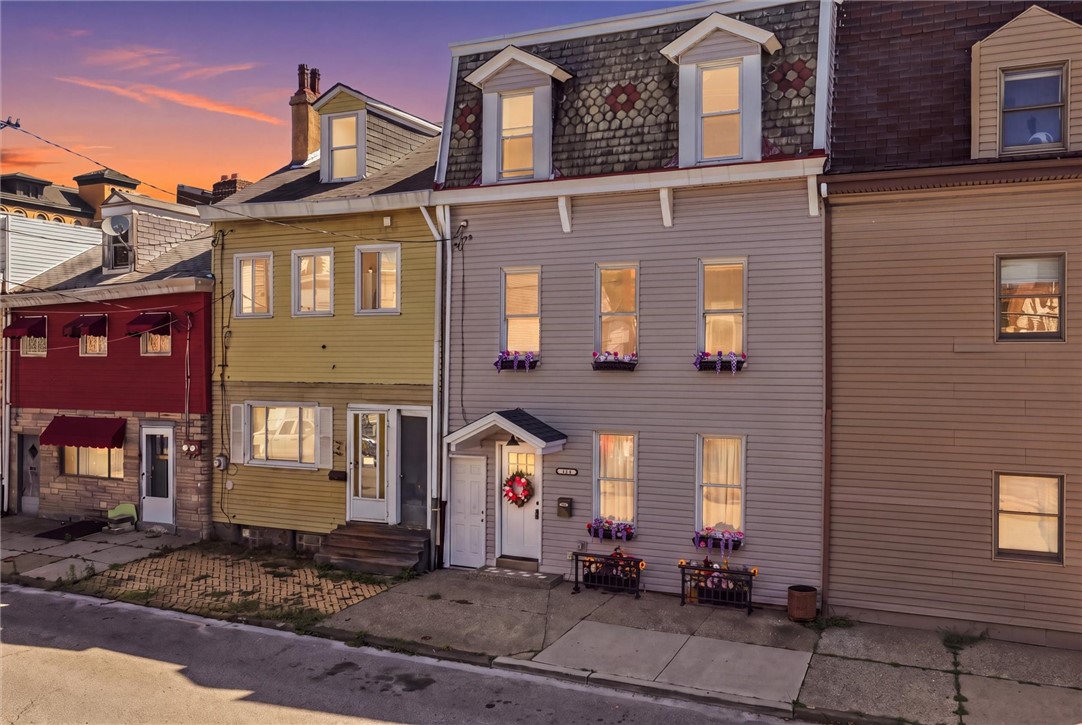 902 James St — photo 1