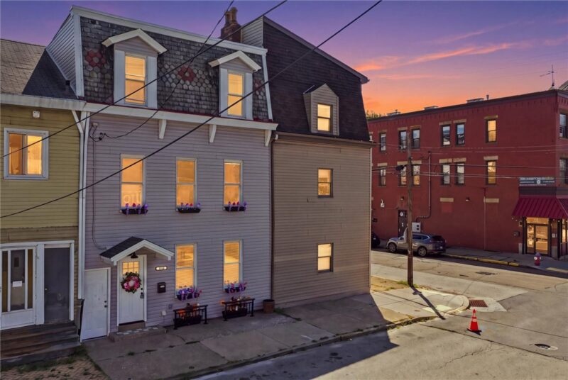 902 James St — photo 2