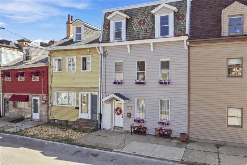 902 James St — photo 3