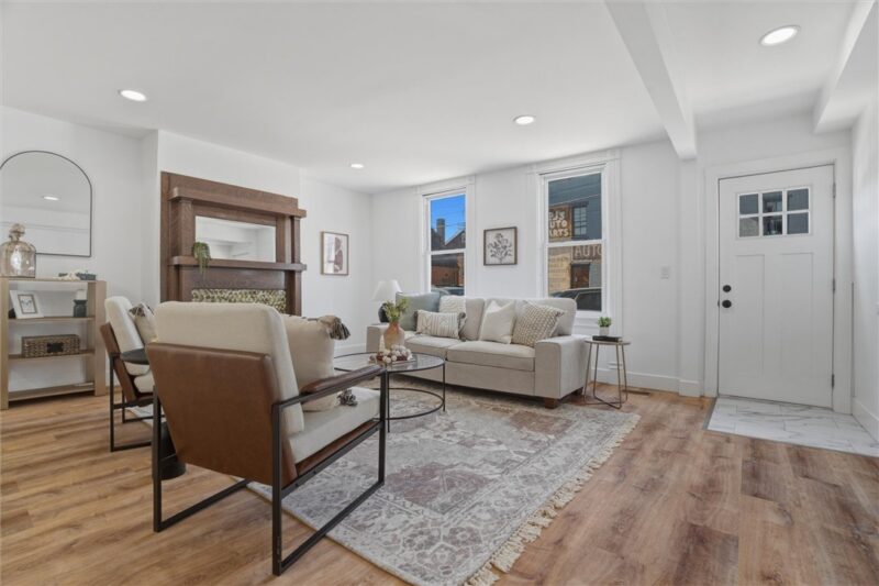 902 James St — photo 4