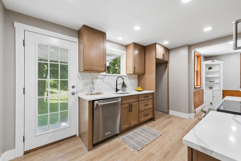 383 Lakeview Dr. — photo 3