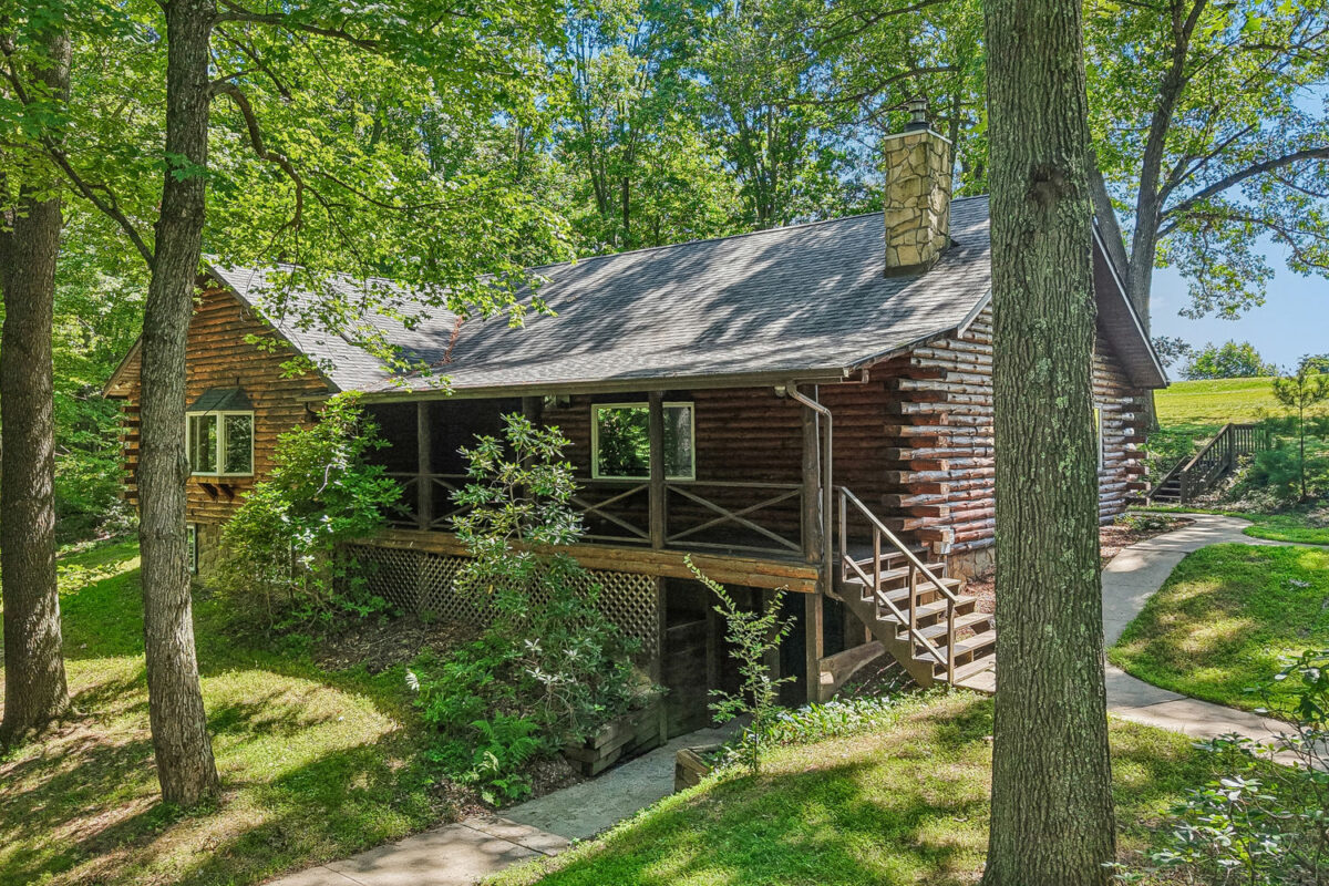 168 Airlane DRIVE — photo 1