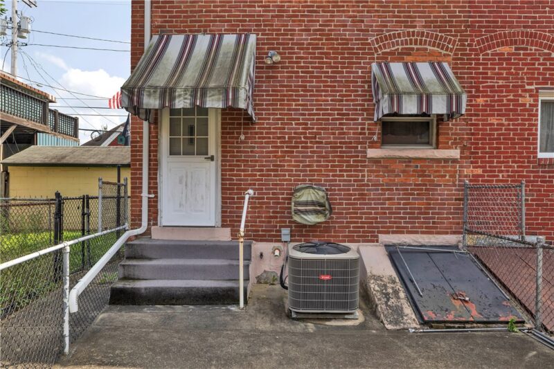 303 W Elizabeth St — photo 4