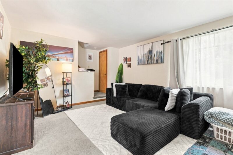 810 Hartman St — photo 4