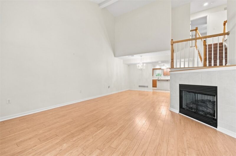 580 Newport Dr — photo 8