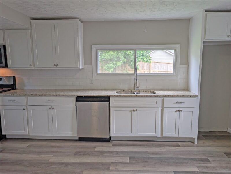 31 Augusta Ave — photo 8