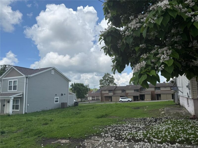 42 Whiteman Ave — photo 2