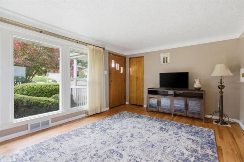 1540 Oneida Dr — photo 3