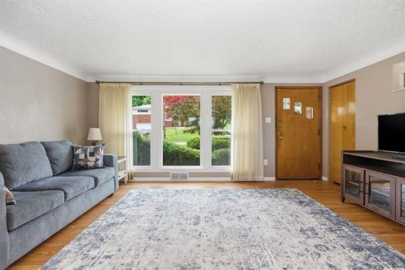 1540 Oneida Dr — photo 4