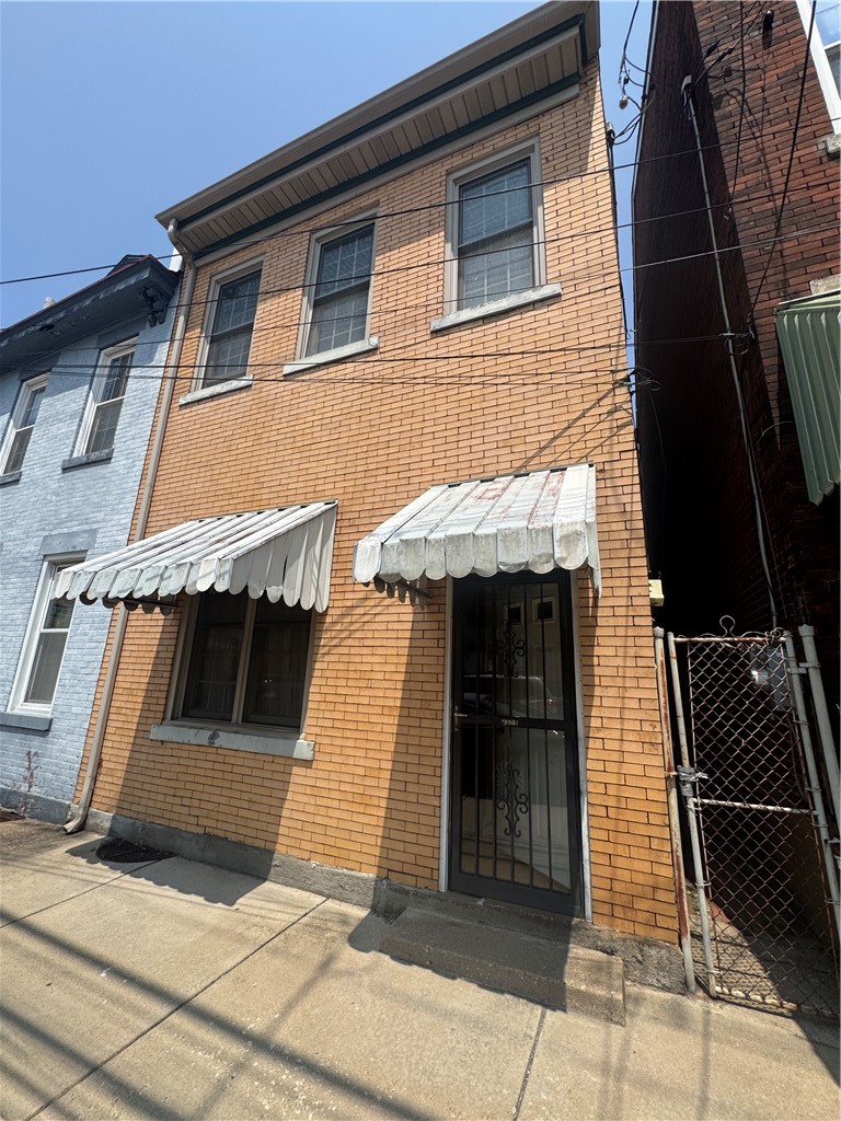2303 Sarah St — photo 1