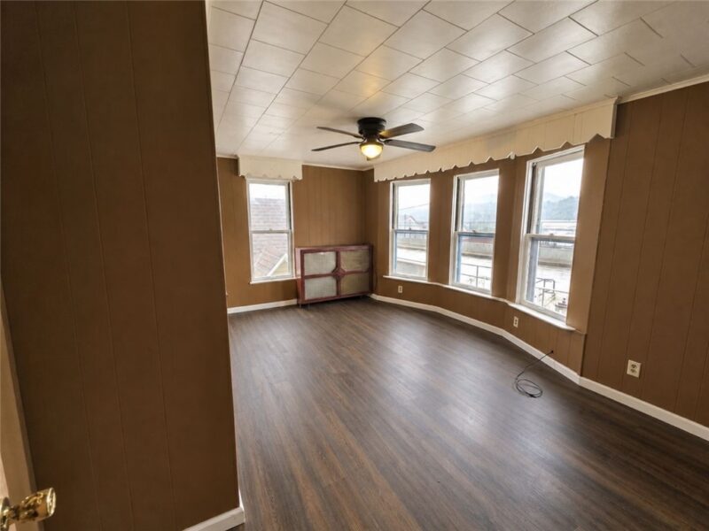 257 Thompson Ave — photo 3