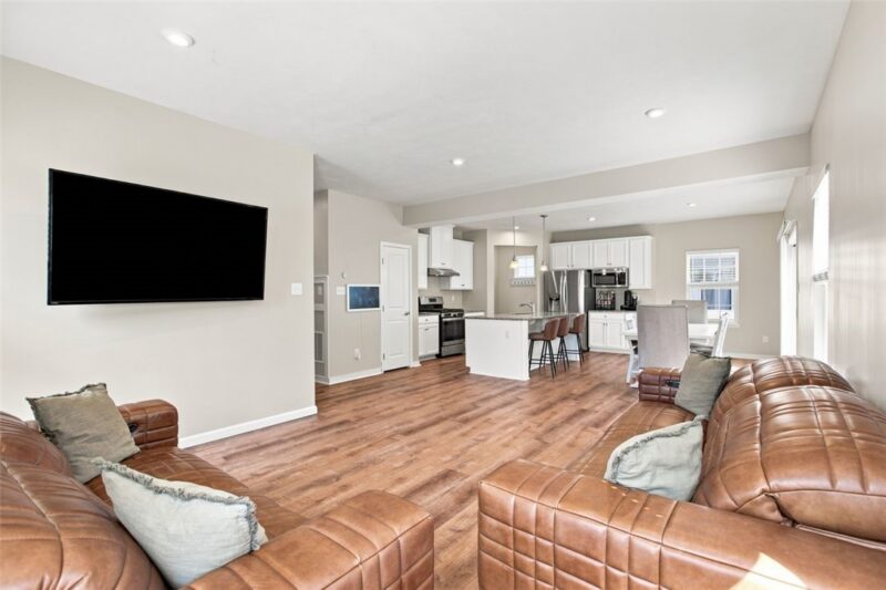 208 Regency Drive — photo 8