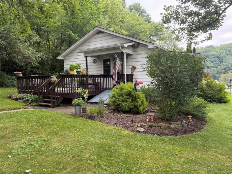 1048 Parkwood Rd — photo 2
