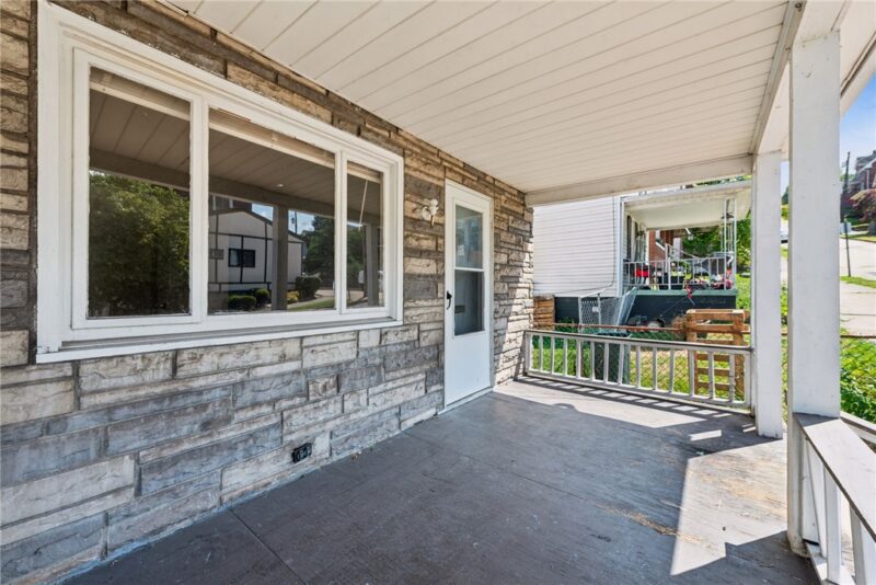 220 ONEIDA STREET — photo 7