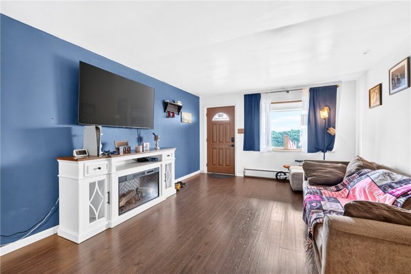 715 Locust Ln — photo 4
