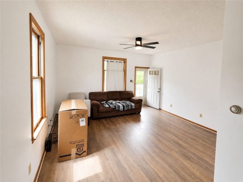 214 Thompson Ave — photo 3