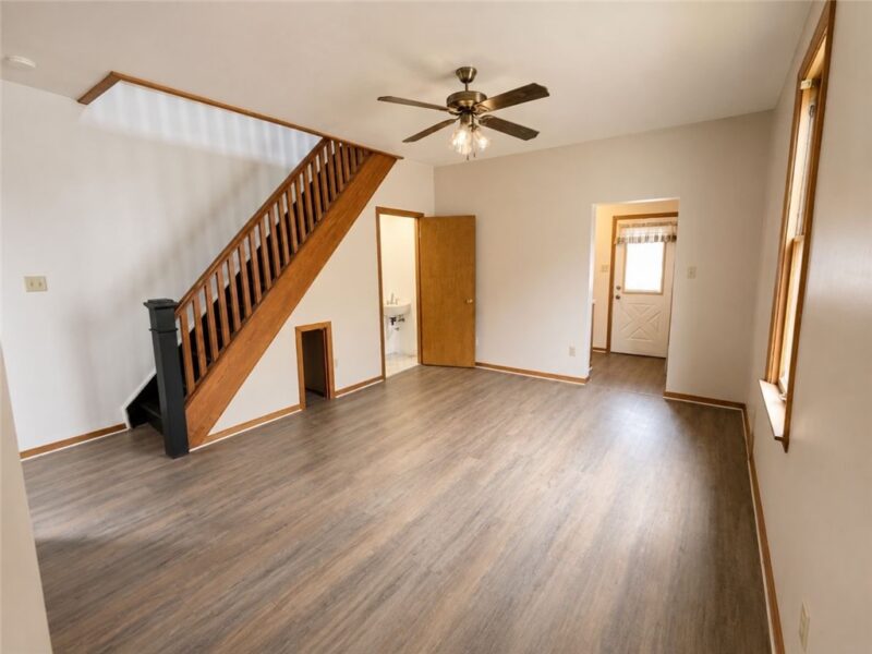 214 Thompson Ave — photo 4