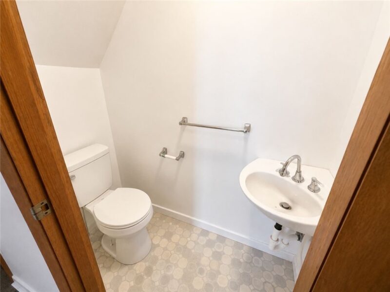 214 Thompson Ave — photo 6