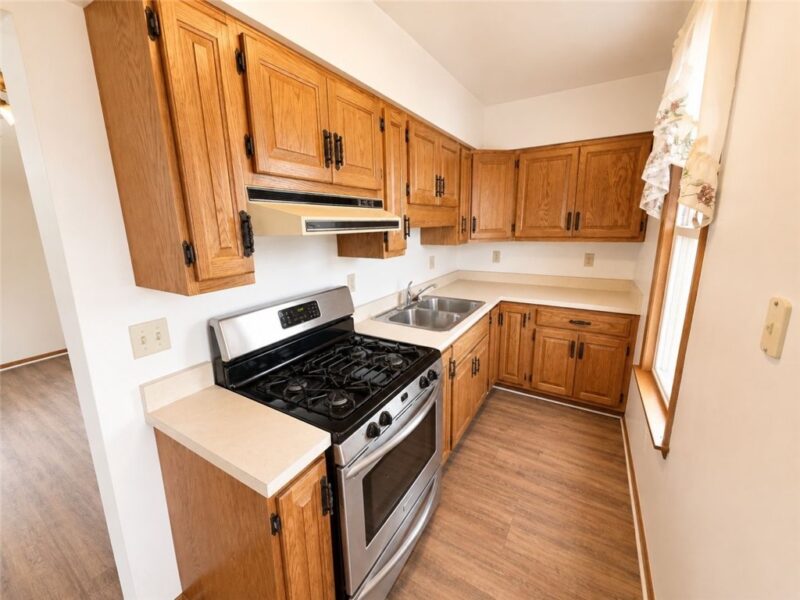 214 Thompson Ave — photo 8