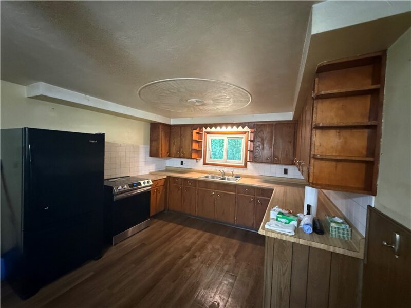 823 Robb Rd — photo 2