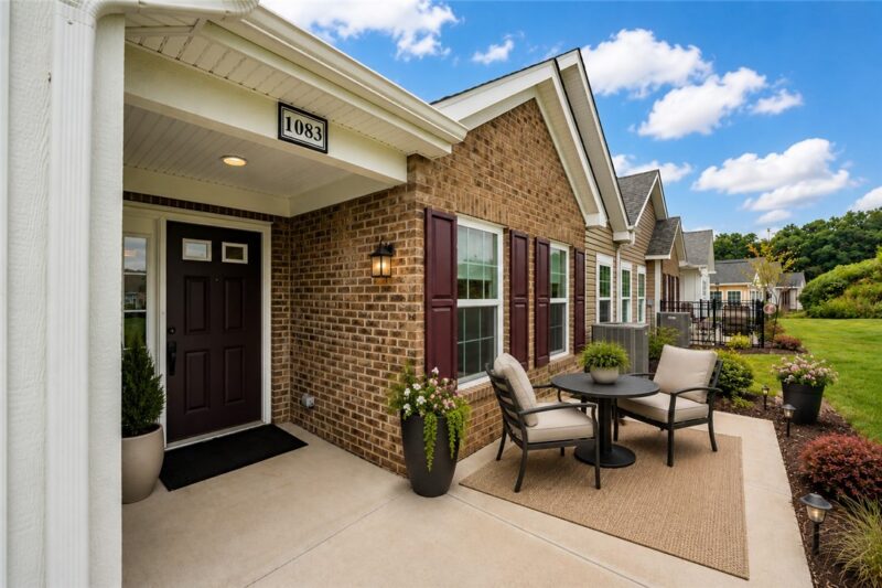 1083 Forest Oaks Drive — photo 2