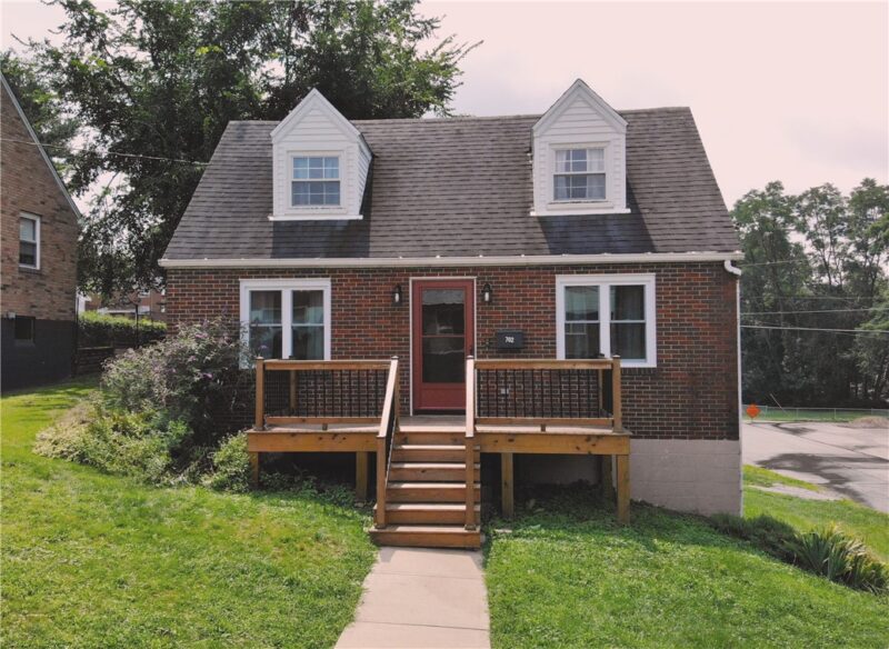 702 McArthur — photo 2