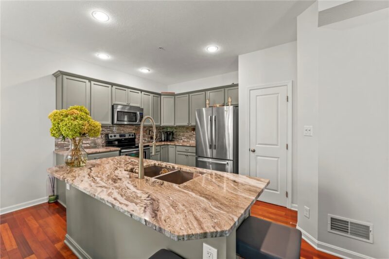 1320 Maplewood Cir — photo 2