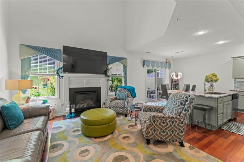 1320 Maplewood Cir — photo 3
