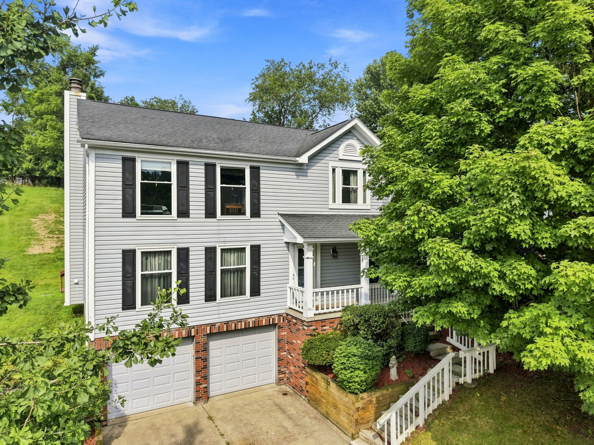 215 Leaside Drive — photo 1