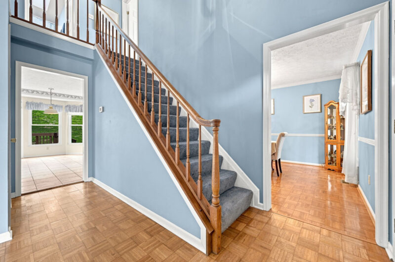 215 Leaside Drive — photo 3