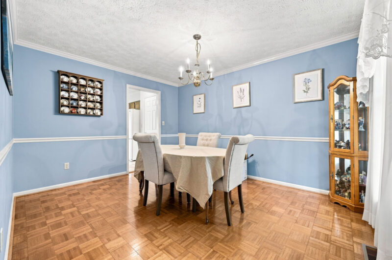215 Leaside Drive — photo 8