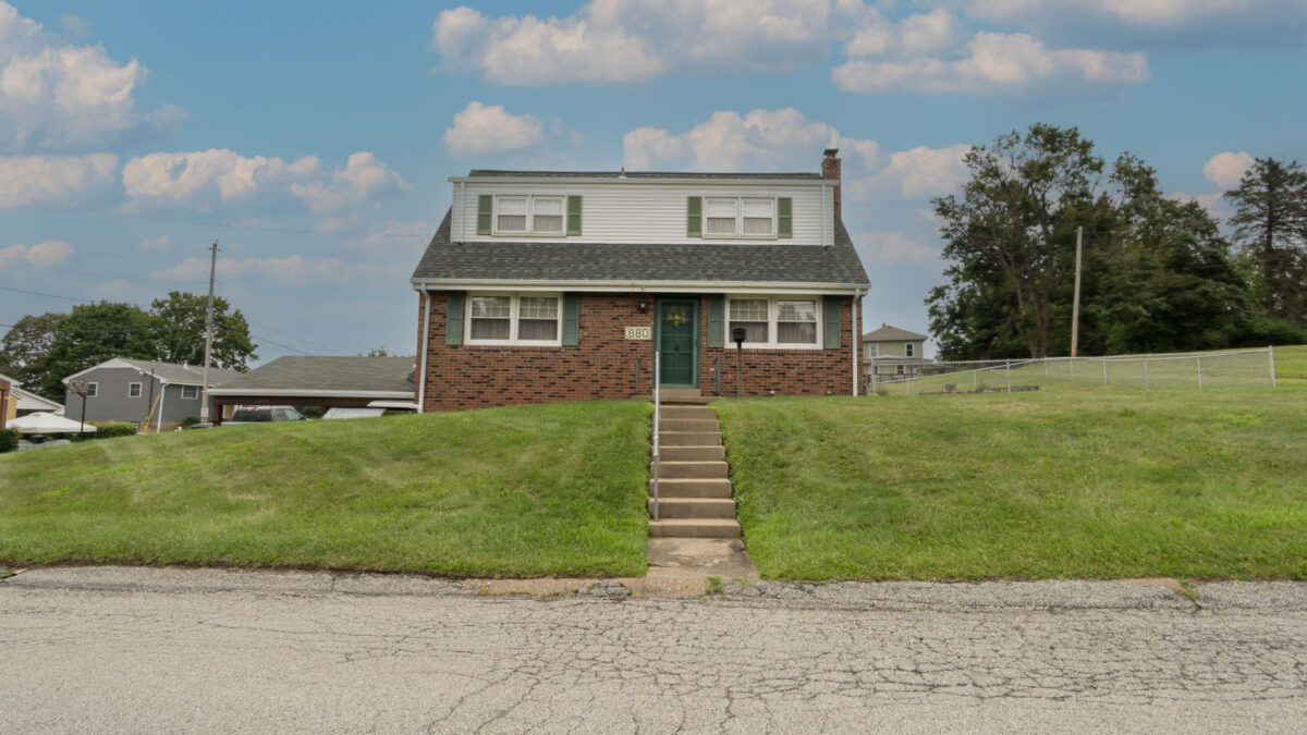 880 E Hill DRIVE — photo 1
