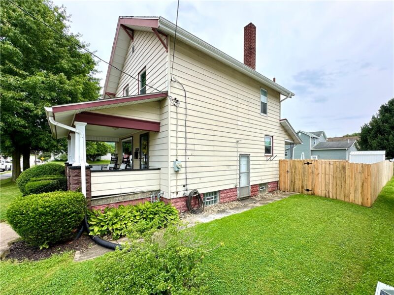1028 Dewey Ave — photo 2