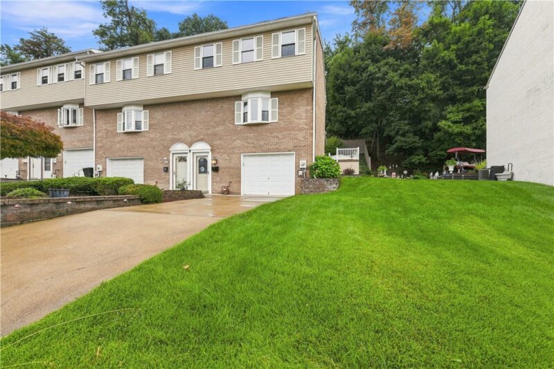 331 CLAVALE DR — photo 2